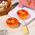 Vue macro d'une tarte aux œufs miniature en résine réaliste, taille 2,1x1,9cm - Petite Tarte Portugaise