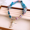 Detail van boho zijden ketting met gouden kralen en ivoren hoornen boze oog hanger - Hoorn Hanger Blauw Roze Print Stijl (WN1733)