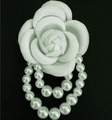 Dettaglio della spilla a camelia bianca con petali a strati ed eleganti nappe di perle - Grigio chiaro