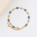 Makroansicht der vergoldeten Herzanhänger und Evil Eye Perlen an einem edlen Armband - 16+5cm / Blau