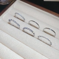 Detailansicht eines sechsteiligen Sets silberner Ringe mit Zirkonia in einer Schmuckschatulle - 6-Teiliges Ring-Set / Silber