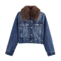 Jeansjacke mit braunem Kunstpelzkragen in blauer Waschung, flach auf weißem Grund - XS / Blau