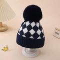 Dettaglio cappello in maglia a scacchi per neonato con grande pompon e polsino a coste invernale - Taglia Unica (0-12 Mesi) / Blu navy