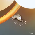 Ciondolo a foglia dorata con perla bianca e strass lucidi di dimensioni 25mm per 17mm - Stile Goccia Elegante (176)