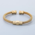 Bracciale rigido dorato in cavo d'acciaio con un ciondolo esagonale geometrico - Stile Esagonale in Maglia Oro (KB150262-KLHQ)