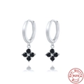 Detailweergave van de S925 sterling zilveren klavertje vier oorbellen met zwart steen - 925 zilver / Zilver-Zwarte Zirkonia