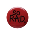 Runder roter Blechanstecker mit schwarzem SO RAD Text, kreativer Metallpin für Kleidung - SO RAD Rot
