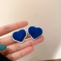 Boucles d'oreilles cœur bleu floqué avec texture pelucheuse pour mode d'hiver - Cœur floqué bleu (30#)