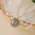 Collier doré avec pendentif céleste gris orné de motifs en relief de lune et d'étoiles - Style Rond Lune Étoile Gris Or