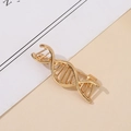 Elegante broche de doble hélice de ADN dorado en aleación pulida para moda y ciencia - Doble Hélice de ADN / ADN Dorado