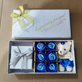 Portagioie con rose di sapone blu, orsetto di peluche e scatola regalo argento - Set Blu (Include Fiori di Sapone + Orsetto + Portagioie + Sacchetto Regalo)(Senza gioielli)
