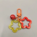 Stern-Schlüsselanhänger mit orangefarbenem Haken, roter Glocke und Acryl-Sternen - Orange