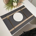 Set de table en PVC étanche gris noir avec rayures kaki sur une table blanche - 45x30cm / Rayures Horizontales Brun Doré