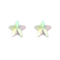 Detalle macro de pendientes de plata en forma de estrella con cristal de efecto aurora - Estrella