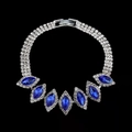 Elegante Brauthalskette mit blauen Markise-Kristallen und drei Reihen glitzernder Strasssteine - 600 Marquise Statement Halskette / Saphirblau