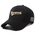 Casquette de baseball noire à texture avec broderie New York et visière courbée - Noir avec broderie dorée
