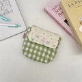 Dettaglio di una pochette trapuntata a quadretti con stampa a coniglio e bottone a pressione - Coniglio Stella