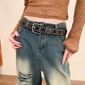 Détail d'une ceinture punk en cuir noir avec rivets et boucle métal sur un jean bleu - 57# Œillet creux à rivet argenté noir