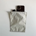 Tragbare beige Nylon-Innentasche für Smartphone und Autoschlüssel auf weißem Hintergrund - Mini Hellgrau