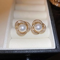 Detail van elegante gouden bloemoorbellen met witte parel en kristallen in een doosje - 38# 925 Sterling Silver Earring Post-Gouden Parel Strass Werveling Oorknopjes