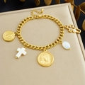 Detalle de pulsera vintage de acero dorado con dijes de cruz y medalla de la virgen - Pulsera Religiosa Vintage (B1829)