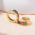 Vista macro de pendientes dorados en forma de U con gemas de colores marquise - Oro de 18K-Circonita de Colores