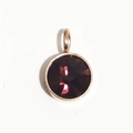 Détail d'un pendentif 6mm en acier doré avec pierre de naissance facettée rouge foncé - Or Rose Février