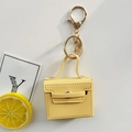 Mini gelbe Leder-Schlüsseltasche mit goldener Metallschnalle und dekorativen Nähten - Zitronengelb