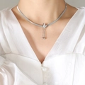 Collana a catena argentata con ciondolo a farfalla satinata e perle in acciaio pendenti - 40+5cm / Color Acciaio