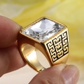 Makroaufnahme eines goldenen Siegelrings mit quadratischem Edelstein und Mäander-Muster - US 7 / Gold Weiß Zirkonia