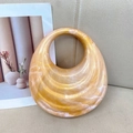 Chique ronde goudmarmeren acryl handtas met golftextuur en een holle ronde handgreep - Lichtgeel