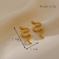 Goldene Schlangencrimpen aus Edelstahl mit Schuppentextur und Größenangaben - Texturiertes Gold