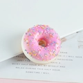 Imán de nevera de donut rosa con virutas de colores sobre tablero de exhibición - Sin Imán / Donut redondo de bolas de colores - Rosa