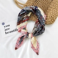 Foulard quadrato plissettato con motivi geometrici rosa e blu scuro per donna - Sella rosa a pois