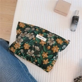 Detalle del neceser vintage de lona floral con etiqueta de tela bordada simple wish - Base Negra con Flores Pequeñas Naranjas y Blancas