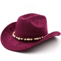 Détail d'un chapeau de cowboy bordeaux en faux daim avec ruban ethnique en perles et coquillages - Bordeaux