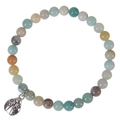 Dettaglio di perle di agata multicolore da 6mm con un ciondolo a forma di coccinella in argento - Bracciale in Amazonite (Coccinella)