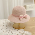 Dettaglio cappello di paglia rosa con nastro a pois e fiocco di pizzo su supporto - 58cm (Consigliato per Adulti) / Cappello Rosa