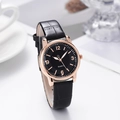 Detalle de reloj de cuarzo para mujer con correa de cuero negro y caja de oro rosa - Negro