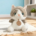 Süße grau-weiß gestreifte Plüschkatze mit blauen Augen auf einem gewebten Teppich - Grau Gestreift (Braun) / 16cm