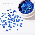 Vista macro di paillettes a cuore blu Klein da 3 mm per nail art e decorazioni fai-da-te - Paillettes Cuore-004 Blu / Blu