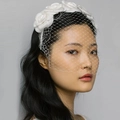 Detalle de diadema vintage con flor de camelia blanca y velo de novia para fiestas - Sencillo / Blanco