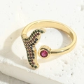 Goldener offener Ring mit buntem Zirkon-Fischschwanz und einem runden roten Edelstein - Bunte Zirkonia Fischschwanz (JZ0254)