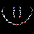 Dettaglio del set gioielli sposa argento con strass blu e rossi su sfondo nero puro - Collana + Orecchini / Multicolore (Set da 2 pezzi)