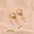 Goldene Edelstahl Kreuz-Ohrringe mit Maßen und Gewicht auf rosa Hintergrund abgebildet - 1# Kreuz Stil (E639)
