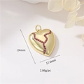 Détail du pendentif cœur doré avec pierre rouge, dimensions 24mm par 17,6mm, poids de 2,86g - Pendentif Coeur Brisé Rouge