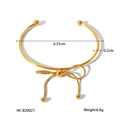 Detalle del brazalete de lazo de acero inoxidable de 18K con diámetro interno de 6,55cm - Dorado (HC-B20021)