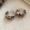 Close-up of C-shaped hoop earrings with leopard print leather wrap and golden needles - Brown - Round 3cm