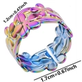Detailansicht des regenbogenfarbenen Edelstahl-Blumenrings mit Maßen von 1,2 cm x 1,7 cm - 1,2 cm Breit / Irisierend