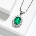 Collier en argent avec pendentif ovale en pierre verte et halo de pierres blanches - Collier Émeraude Or Blanc